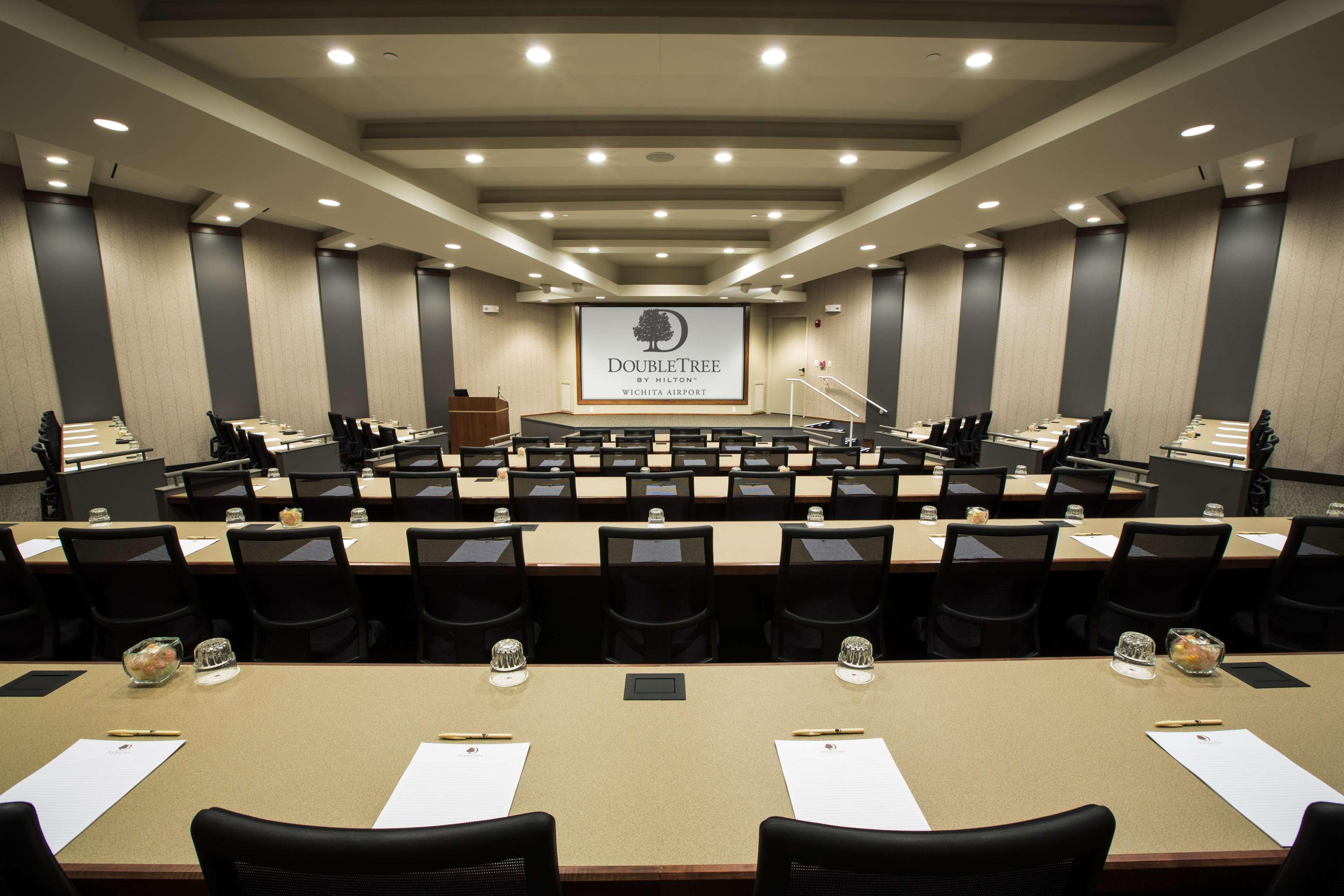 Doubletree By Hilton Wichita Airport Hotel Perniagaan gambar