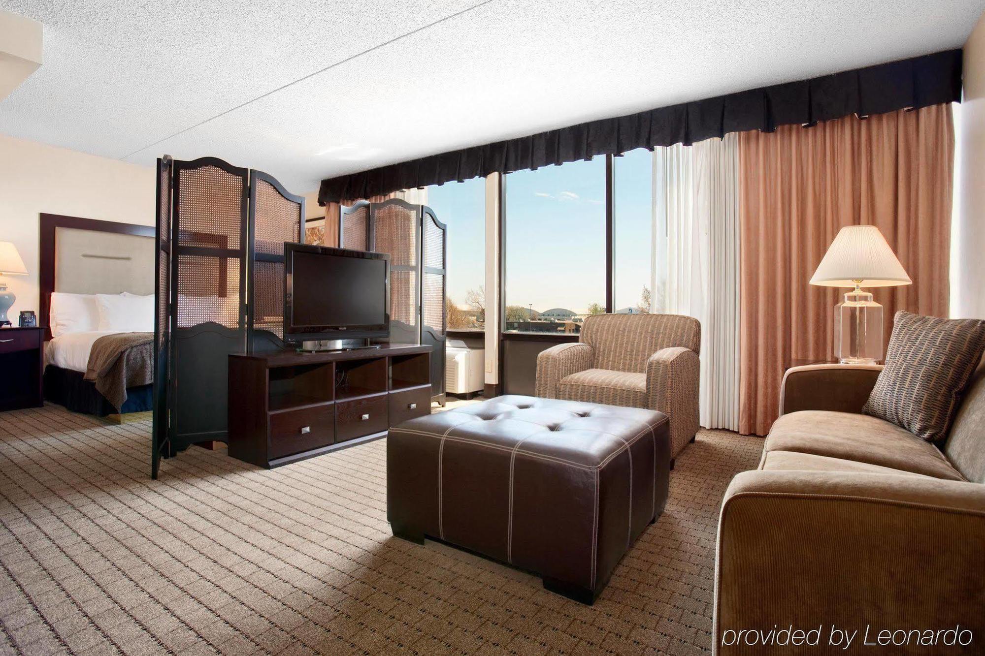 Doubletree By Hilton Wichita Airport Hotel Bilik gambar